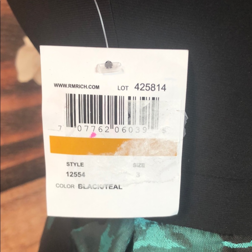 Floral printed cold shoulder dress - Picture 5 of 10